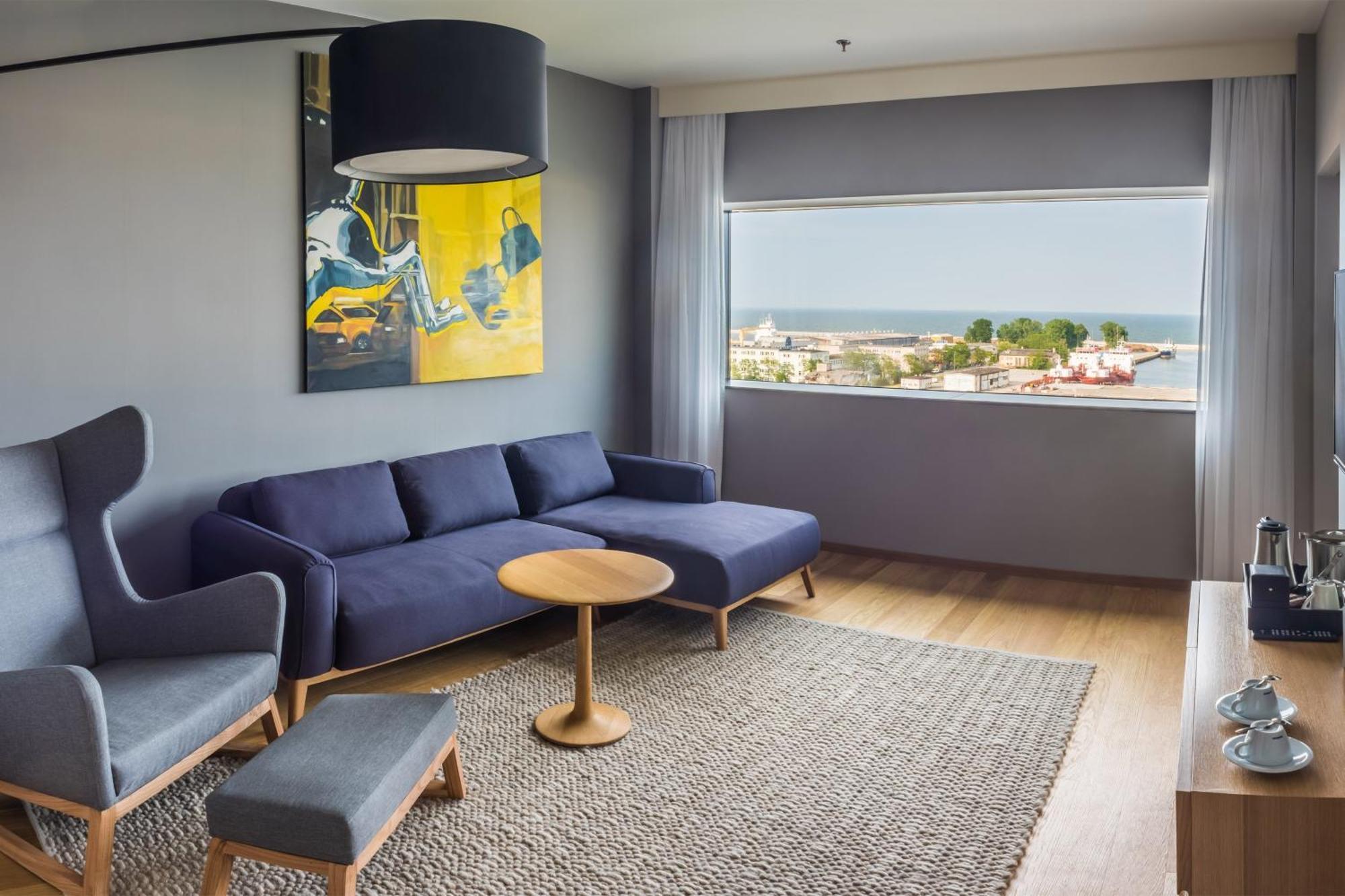 Courtyard By Marriott Waterfront Hotel