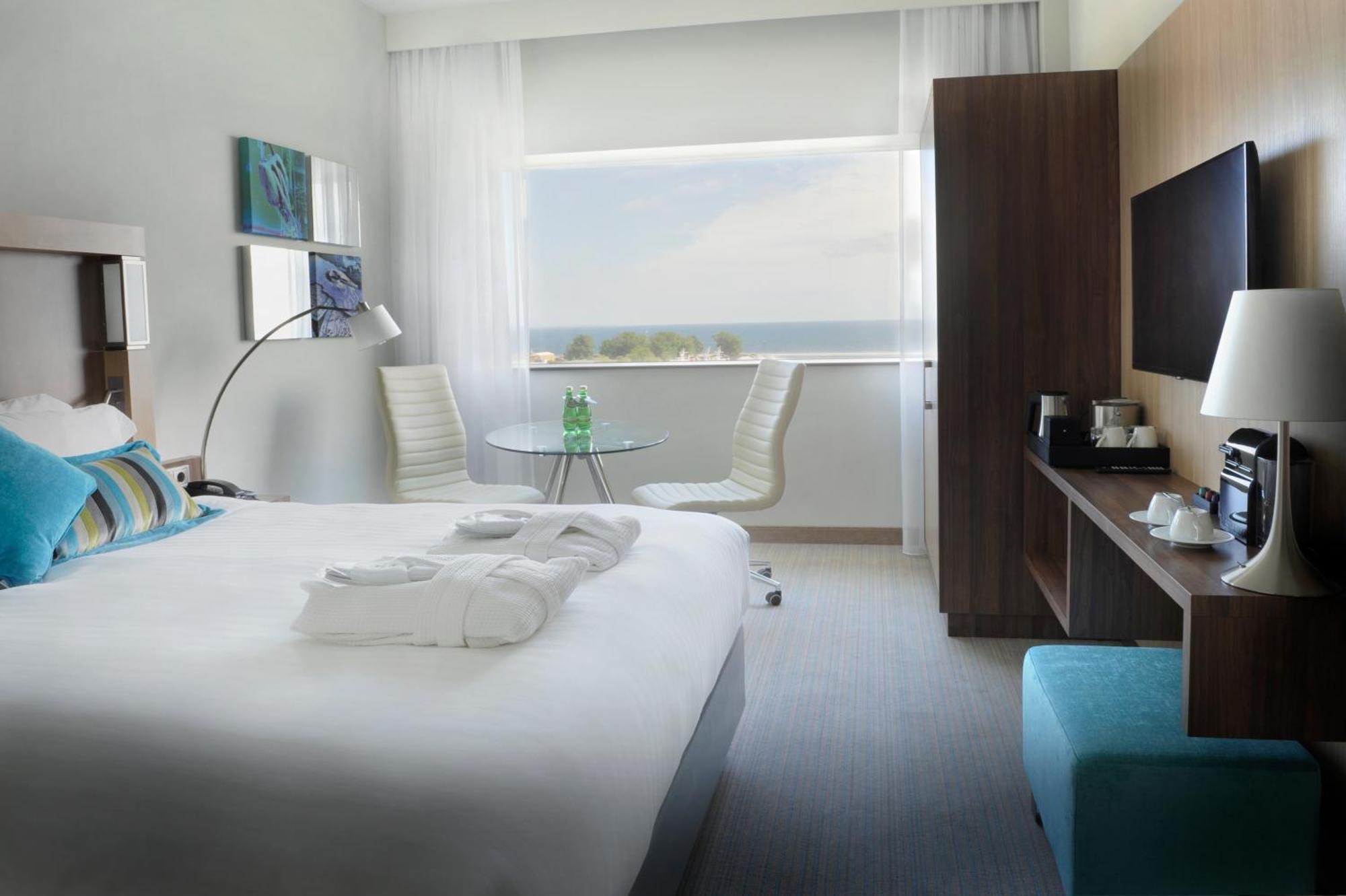 Courtyard By Marriott Waterfront 4*