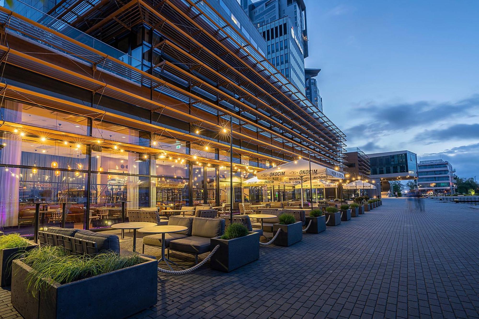 Courtyard By Marriott Waterfront Hotel
