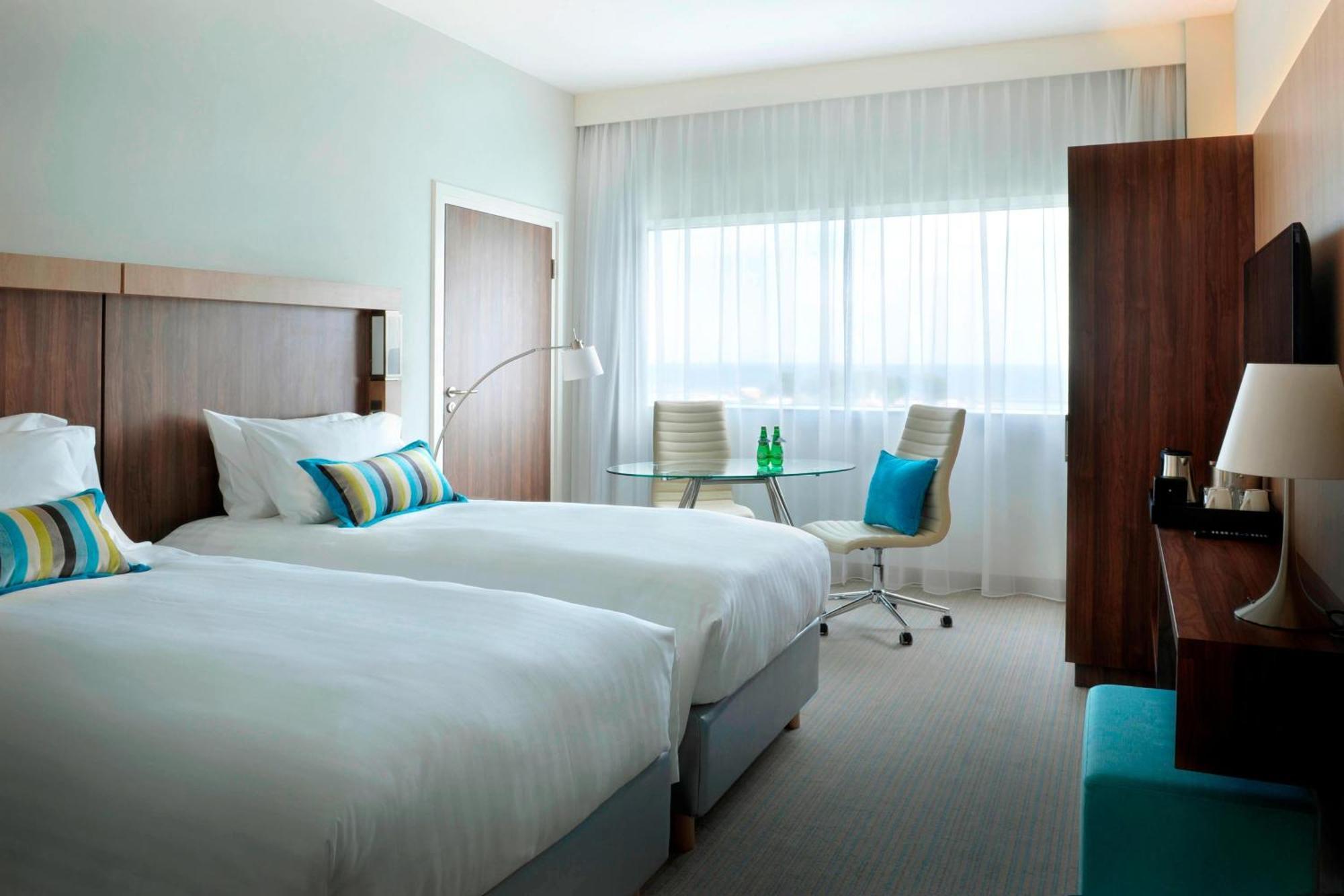 Courtyard By Marriott Waterfront Hotel