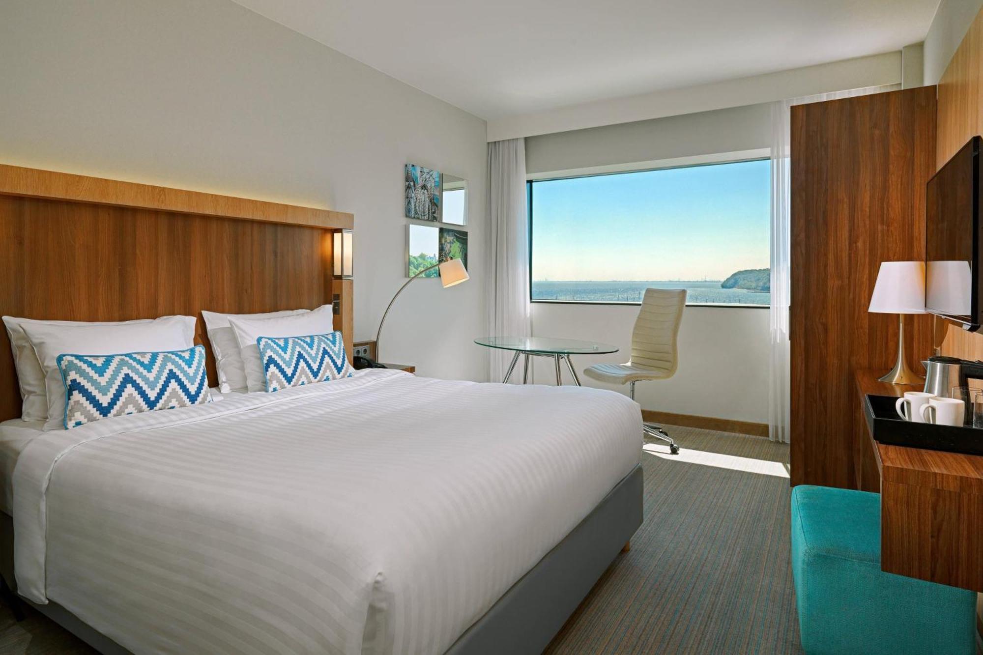Courtyard By Marriott Waterfront Hotel 4*